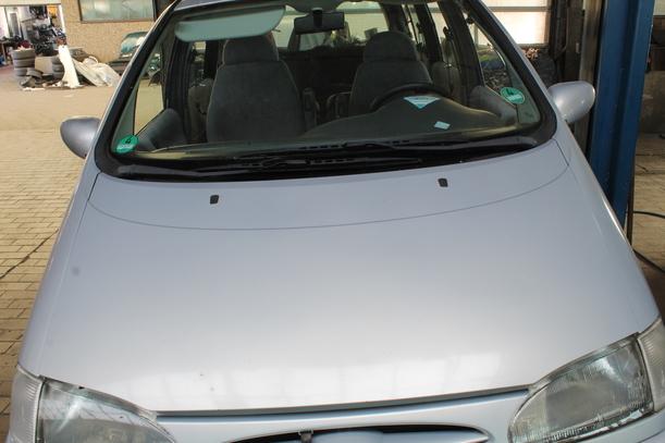 Foto: MOTORHAUBE eines Ford Galaxy C