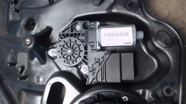 Foto: FENSTERHEBER ELEKTRISCH HINTEN LINKS eines VW Golf 1.6 TDI DPF C