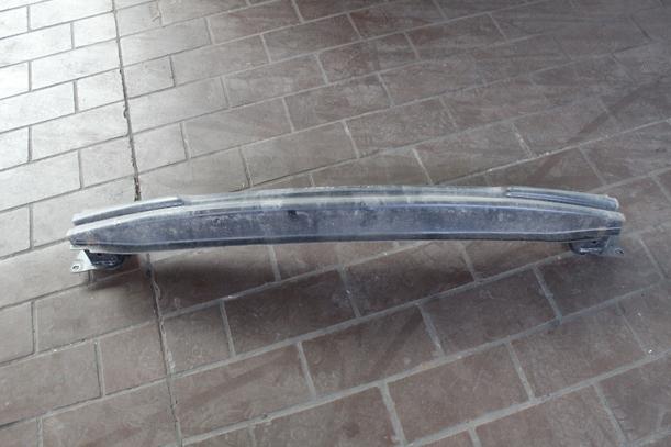 Foto: VERSTÄRKUNG HINTEN eines VW Golf 1.6 TDI DPF