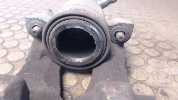 Foto: BREMSSATTEL VORN RECHTS eines VW Golf 1.6 TDI DPF C