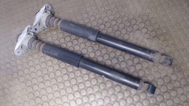 Foto: STOSSDÄMPFERPAAR HINTEN eines VW Golf 1.6 TDI DPF C