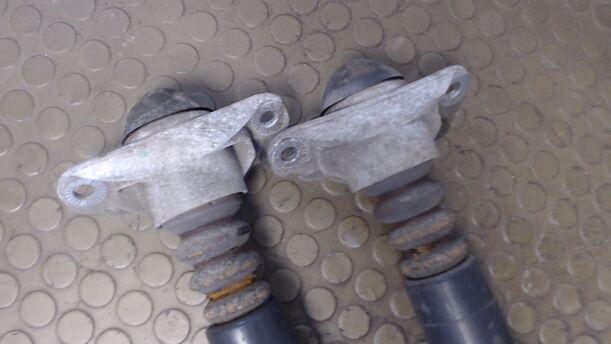 Foto: STOSSDÄMPFERPAAR HINTEN eines VW Golf 1.6 TDI DPF C