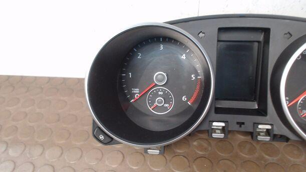 Foto: TACHOEINHEIT eines VW Golf 1.6 TDI DPF