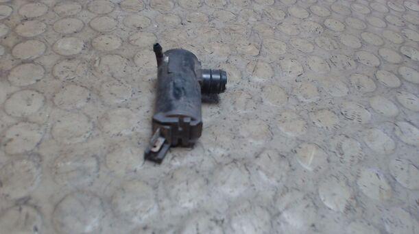 Foto: SCHEIBENWASCHPUMPE eines Mazda Premacy 1.9 SLX