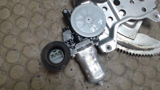 Foto: FENSTERHEBER ELEKTR VORN LINKS (4/5-TÜRER) eines Suzuki Swift 1.3