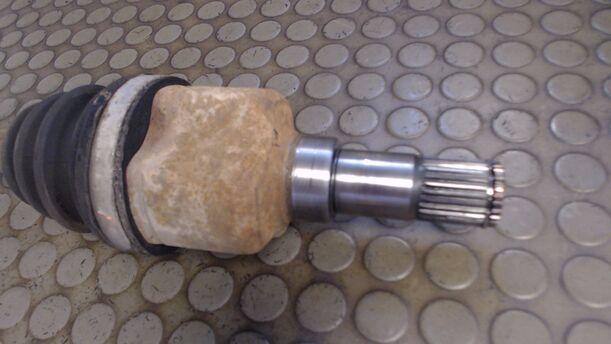 Foto: ANTRIEBSWELLE VORN LINKS (Automatik) eines Ford Focus Turnier 1.6 16V