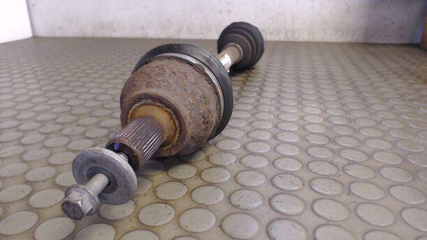 Foto: ANTRIEBSWELLE VORN LINKS (Automatik) eines Ford Focus Turnier 1.6 16V