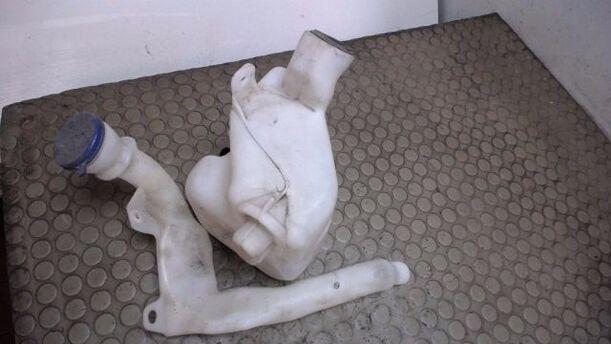 Foto: SCHEIBENWASCHBEHÄLTER eines Peugeot 207 95 VTi CL