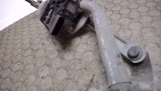 Foto: SCHEIBENWISCHERMOTOR VORN eines Peugeot 207 95 VTi CL
