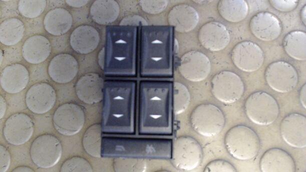 Foto: FENSTERHEBERSCHALTER eines Ford Mondeo 2.5  Turnier V6