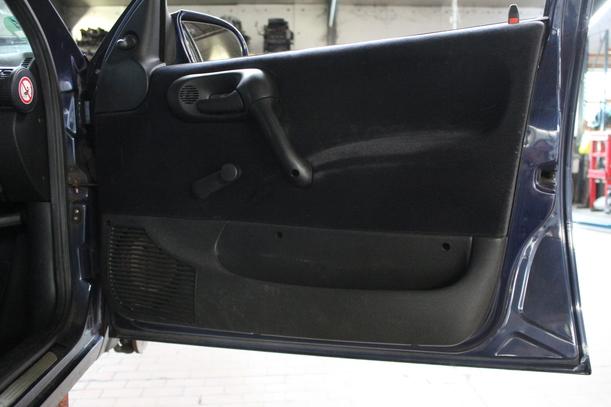 Foto: TÜR VORN RECHTS (4/5-Türer) eines Opel Corsa 16V