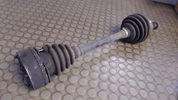 Foto: ANTRIEBSWELLE VORN LINKS eines VW Passat 1.8
