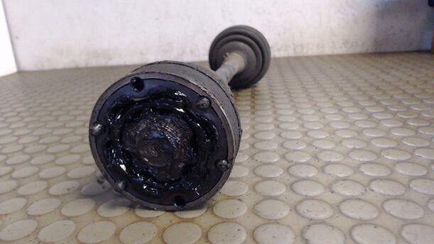 Foto: ANTRIEBSWELLE VORN LINKS eines VW Passat 1.8