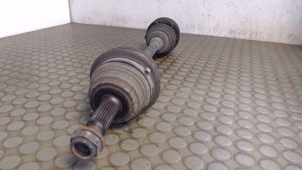 Foto: ANTRIEBSWELLE VORN LINKS eines VW Passat 1.8