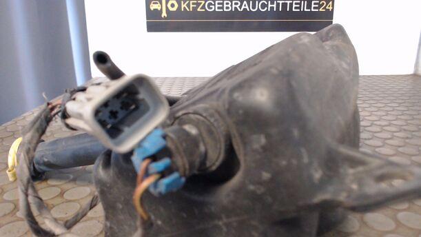 Foto: SCHEIBENWASCHBEHÄLTER eines Opel Omega Caravan 2.0 16V