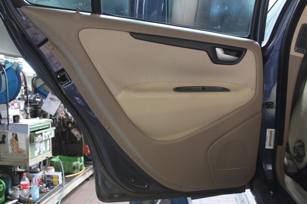 Foto: TÜR HINTEN LINKS eines Volvo S60 2.4