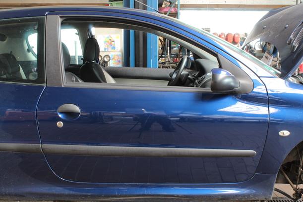 Foto: TÜR VORN RECHTS (2/3-türer) eines Peugeot 206 60