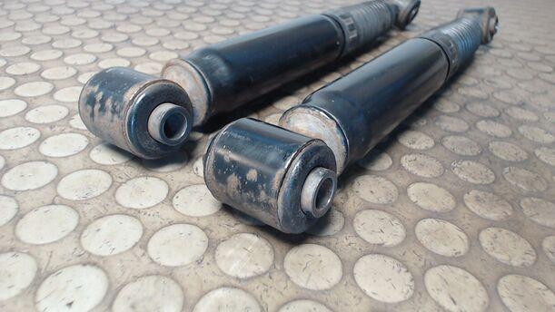 Foto: STOSSDÄMPFERPAAR HINTEN eines Peugeot 206 60