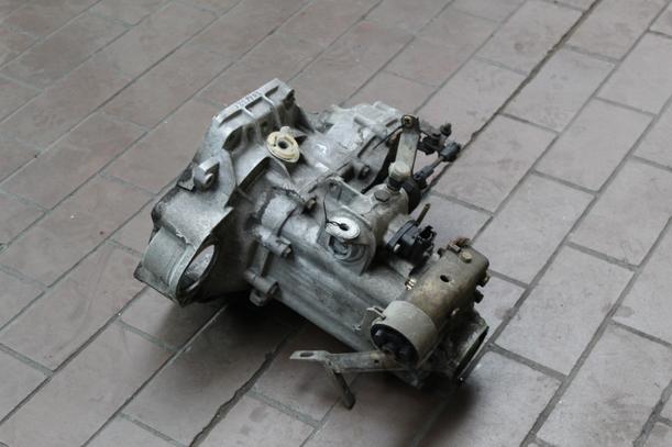 Foto: SCHALTGETRIEBE 4 GANG FJ eines VW SCIROCCO  1,6