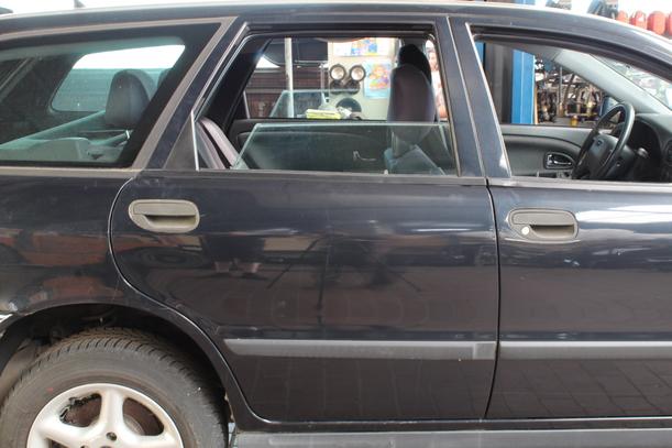 Foto: TÜR HINTEN RECHTS eines Volvo V40 1.8 GL