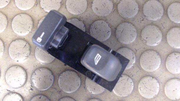 Foto: FENSTERHEBERSCHALTER VORN RECHTS eines Volvo V40 1.8 GL