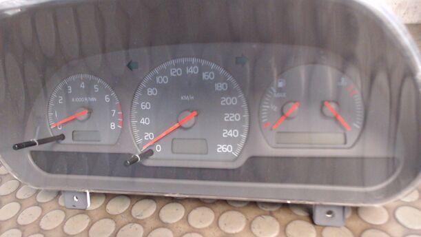 Foto: TACHOEINHEIT / KOMBIINSTRUMENT eines Volvo V40 1.8 GL