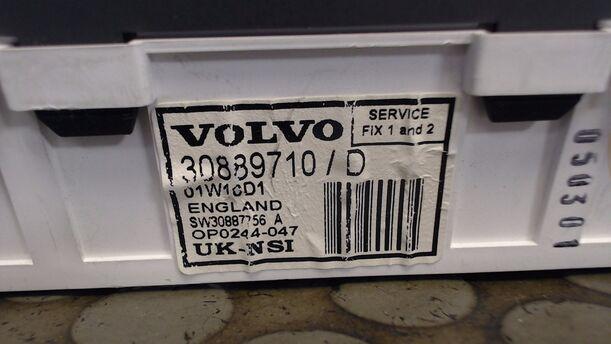 Foto: TACHOEINHEIT / KOMBIINSTRUMENT eines Volvo V40 1.8 GL