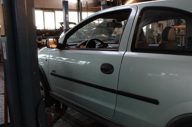Foto: TÜR LINKS (2/3-Türer) eines Opel Corsa 1.4 16V GL