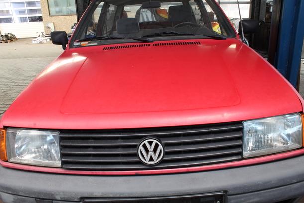 Foto: MOTORHAUBE eines VW Polo GL