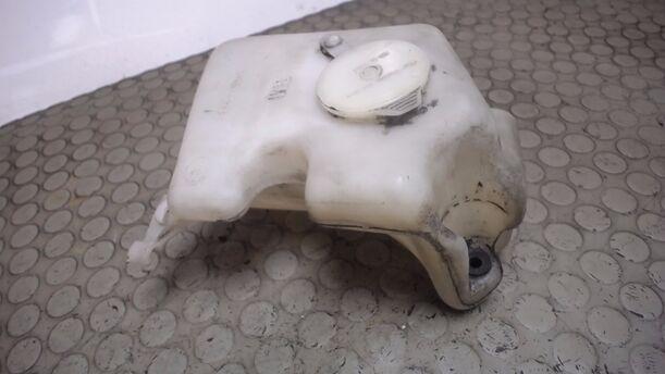 Foto: SCHEIBENWASCHBEHÄLTER eines Opel Astra