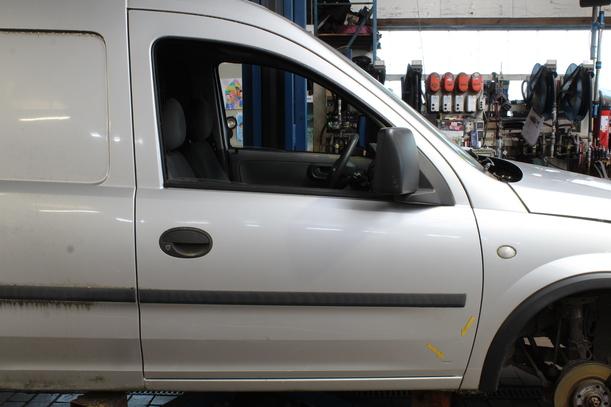 Foto: TÜR VORN RECHTS eines Opel Combo 1.7 Life (7-Si.)