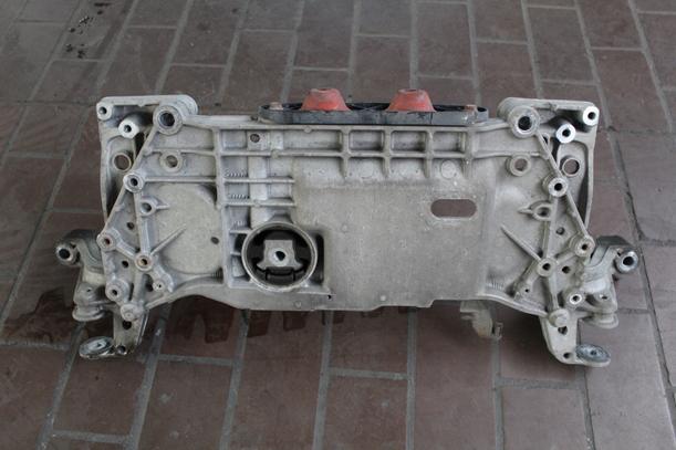Foto: Vorderachsträger eines VW Caddy 2.0 EcoFuel Life (7-Si.)