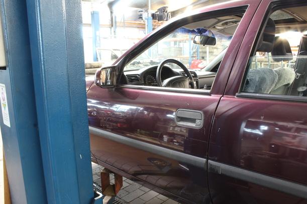Foto: TÜR VORN LINKS eines Opel Vectra