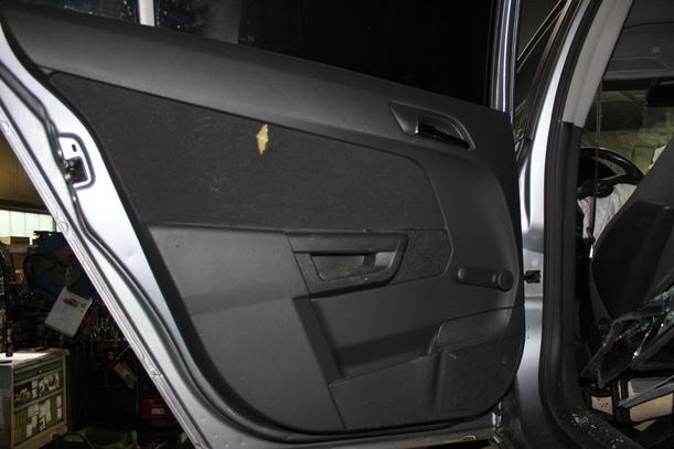 Foto: TÜR HINTEN LINKS eines Opel Astra 1.9 CDTI Caravan