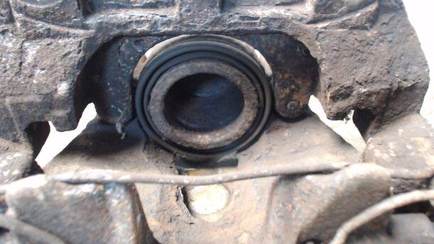Foto: BREMSSATTEL VORN LINKS eines Opel Astra 1.9 CDTI Caravan