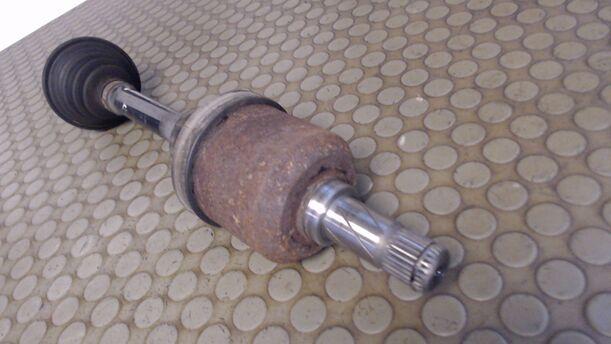 Foto: ANTRIEBSWELLE VORN LINKS eines Volvo 850 2.5-20V Life (7-Si.)