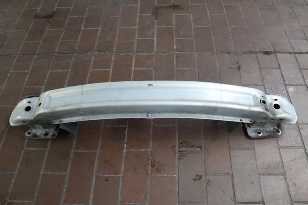 Foto: VERSTÄRKUNG / QUERTRÄGER INNEN eines Renault Laguna Grandtour 1.8