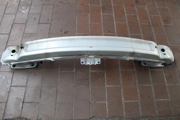 Foto: VERSTÄRKUNG / QUERTRÄGER INNEN eines Renault Laguna Grandtour 1.8