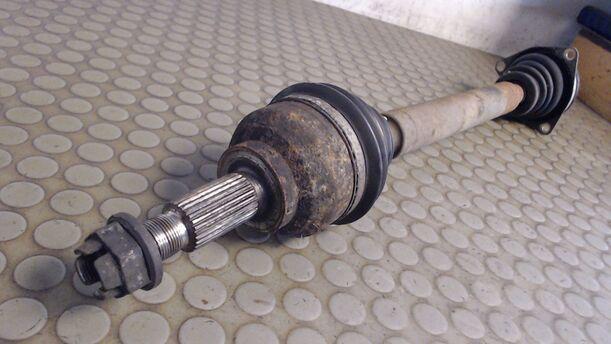 Foto: ANTRIEBSWELLE LINKS eines Renault Laguna Grandtour 1.8