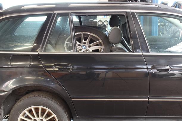 Foto: TÜR HINTEN RECHTS eines BMW 530d touring Holiday