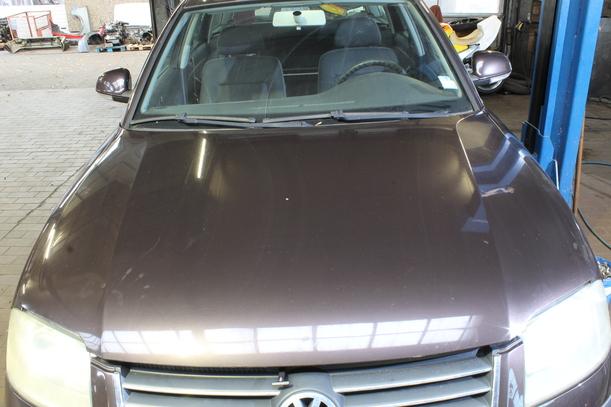 Foto: MOTORHAUBE eines VW Passat Variant 1.9 TDI
