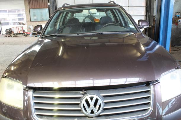 Foto: MOTORHAUBE eines VW Passat Variant 1.9 TDI