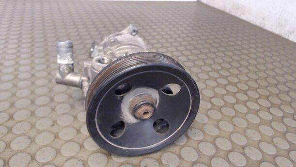 Foto: PUMPE SERVOLENKUNG / SERVOPUMPE eines Mercedes-Benz E 230 T