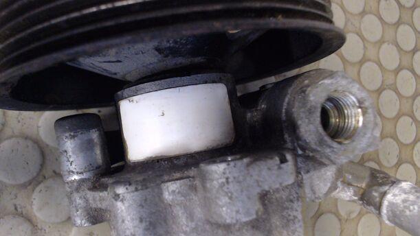 Foto: PUMPE SERVOLENKUNG / SERVOPUMPE eines Mercedes-Benz E 230 T