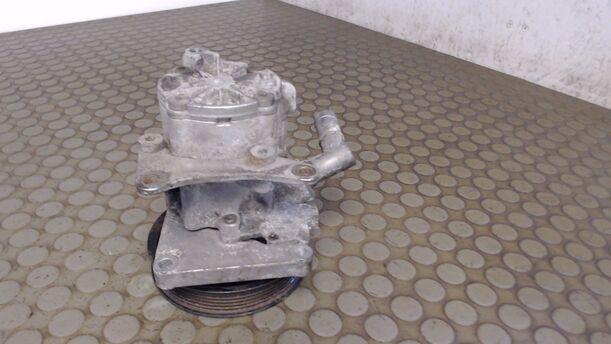 Foto: PUMPE SERVOLENKUNG / SERVOPUMPE eines Mercedes-Benz E 230 T