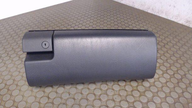 Foto: HANDSCHUHFACH eines Mercedes-Benz E 230 T CL