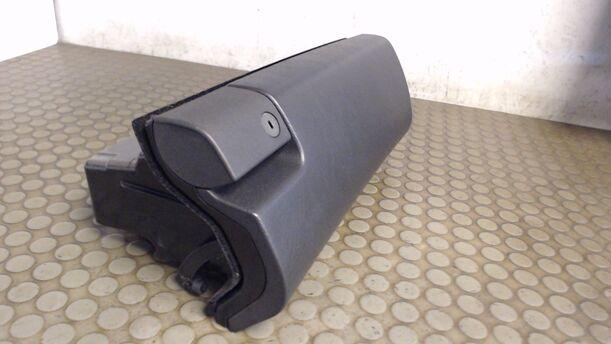 Foto: HANDSCHUHFACH eines Mercedes-Benz E 230 T CL
