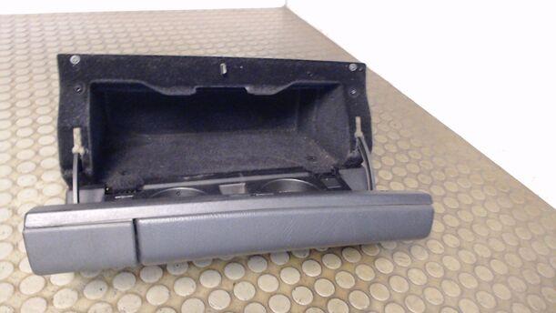 Foto: HANDSCHUHFACH eines Mercedes-Benz E 230 T CL