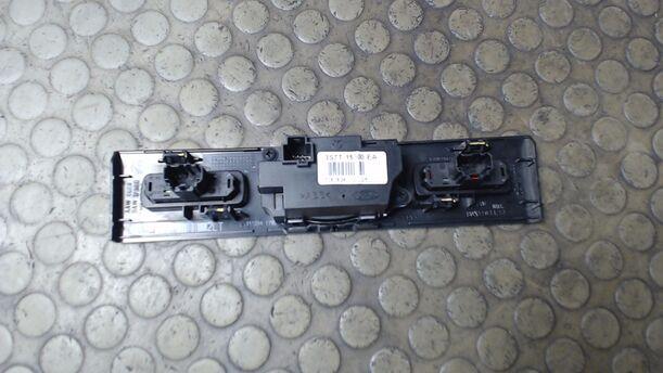 Foto: UHR/ WARNBLINKSCHALTER eines Ford Mondeo 2.2 Turnier TDCi