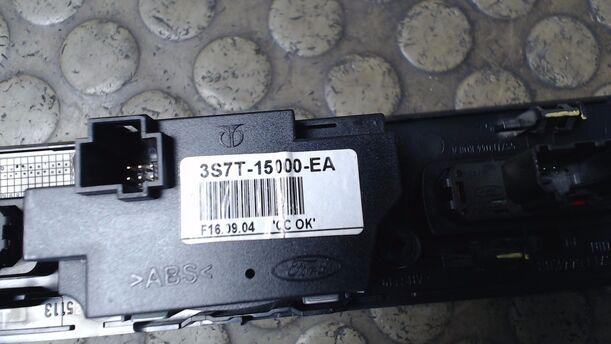 Foto: UHR/ WARNBLINKSCHALTER eines Ford Mondeo 2.2 Turnier TDCi